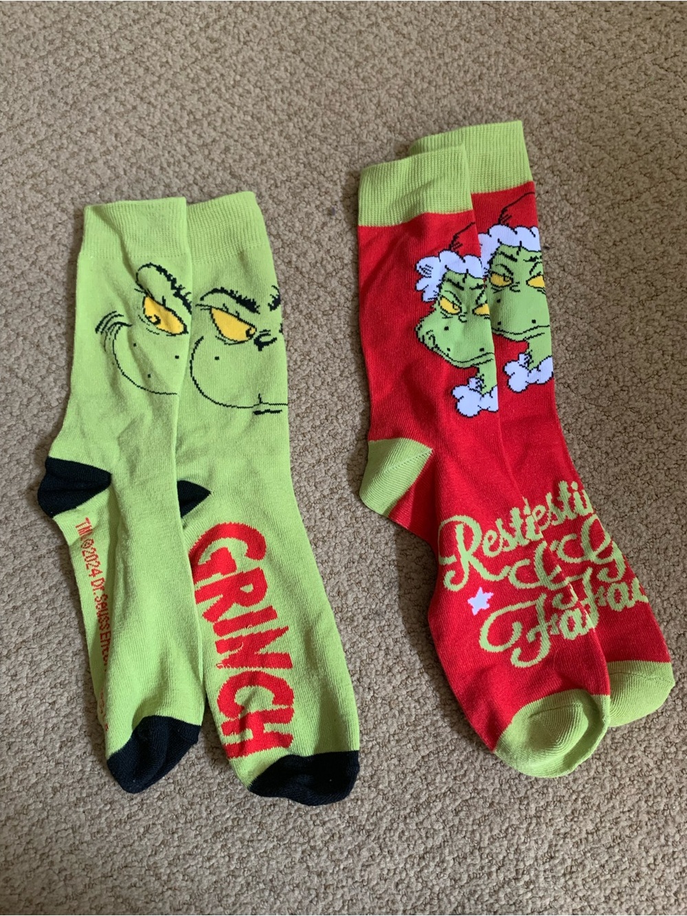 2-Pair Lot Grinch Christmas Socks – Men’s Size 7-9 – New